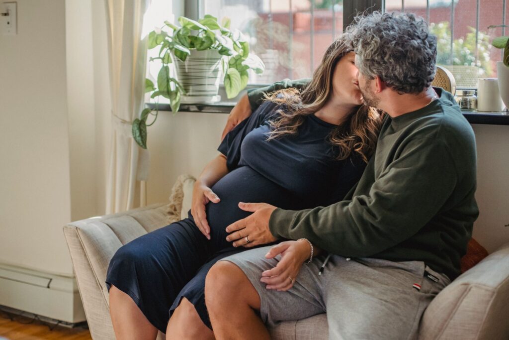 Pareja embarazada abrazada preparando su plan de parto